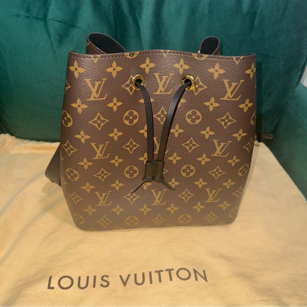 Authentic Louis Vuitton NeoNoe Monogram Shoulder Bag